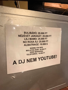 Szórakozóhelyen felragasztott árjegyzék az alábbi megjegyzéssel: 'A DJ nem YouTube!'