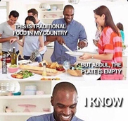 Kép: Afroamerikai férfi beszélget üres tányérral kezében. Felirat: This is traditional food in my country; but Abdul, the plate is empty; I know