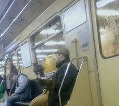 Férfi ragadozó madárral a metrón