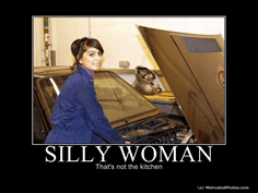 Kép: Autószerelő nő. Felirat: Silly Woman; that's not the kitchen.