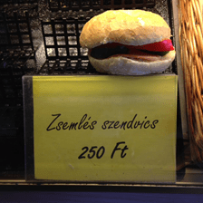 Szendvics az alábbi árfelirattal: 'Zsemlés szendvics 250 Ft'