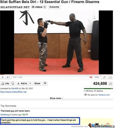 Kép: Video lefegyverezésről, afroamerikai férfi fogja a pisztolyt. Video alatt az alábbi komment kiemelve: 'Thank god they got a black guy to hold the gun... I hate it when these things are unrealistic'