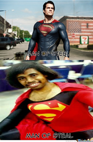 Felül: Fehér férfi 'Man of Steel' feliratozással. Alul: Afroamerikai férfi 'Man of Steal' feliratozással.