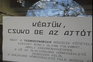 Ajtóra ragasztott felirat: 'Kérjük, csukd be az ajtót; mert a termodinamika második főtétele szerint nincs olyan folyamat, amely eredményeképpen a hő az alacsonyabb hőmérséklétű rendszer felől a magasabb hőmérsékletű felé adódik át'
